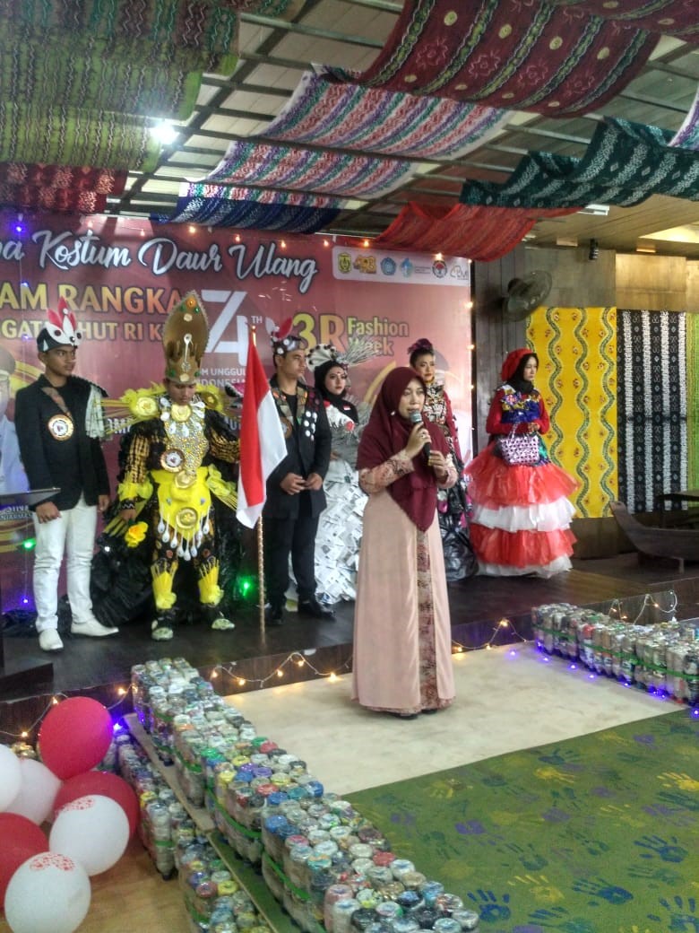 SMAN 4 BerLomba Kostum Daur  Ulang  3R Fashion Week